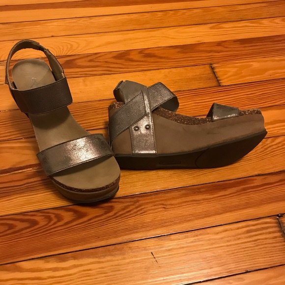 Crown Vintage Sandals - Picture 2 of 7